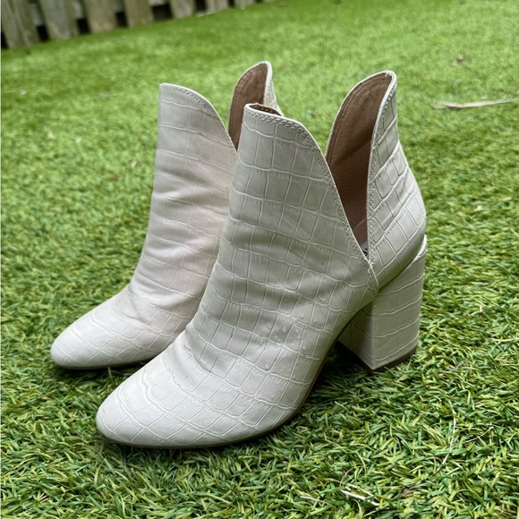 Steve Madden White/Cream Booties - Picture 1 of 2